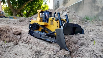 Amewi RC buldozer s funkční radlicí a zadním drapákem 1:16, zvuky, LED
