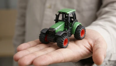 Amewi Kovový RC traktor s přívěsem na dřevo a nakládacím jeřábem 1:64 RTR zelený, 3 rychlostní stupně, LED světla