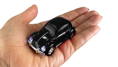 Amewi VW Brouk 1300 černý kovový 1:64 RTR s pistolovým dálkovým ovládáním a LED světly RC model auta