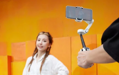Aochuan Smart X2 bílý stabilizátor pro smartphone s RGB osvětlením