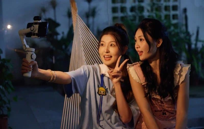Aochuan Smart X2 bílý stabilizátor pro smartphone s RGB osvětlením