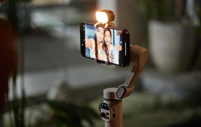 Aochuan Smart X2 bílý stabilizátor pro smartphone s RGB osvětlením