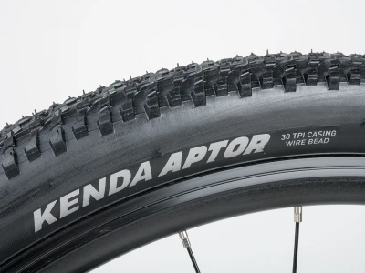 Author A-Matrix 27,5D 2026 černé/červené juniorské MTB kolo + výbava zdarma