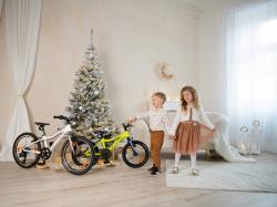 Author Record 20 2025 bílé/stříbrné/červené dětské kolo + výbava zdarma