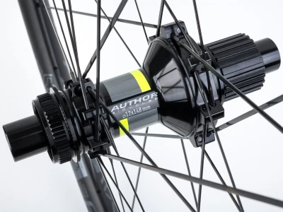 Author Flyer Carbon Disc Boost zad. 12x148 CL SH MS 12s př. 15x110 CL černá zapletená kola