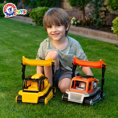 Auto buldozer žlutý volný chod funkční stavební stroj na písek