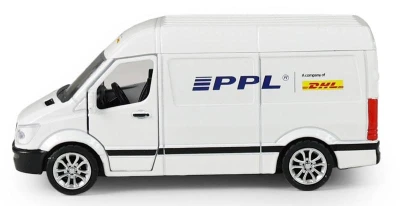 Auto kovová dodávka přepravní společnost PPL zpětný chod