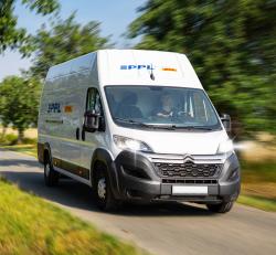 Auto kovová dodávka přepravní společnost PPL zpětný chod