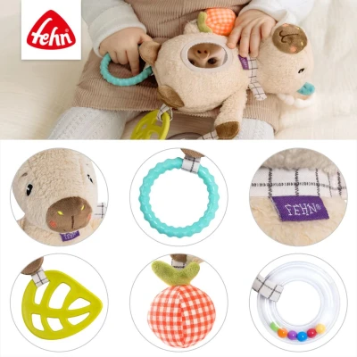 Baby Fehn Aktivity Capybara Clara závěsná motorická hračka