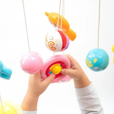 BABY MIX Kolotoč nad postýlku se světelným projektorem červený
