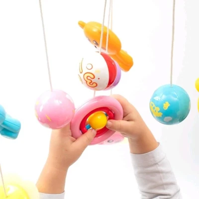 Baby Mix Kolotoč nad postýlku se světelným projektorem šedý POUZE Šedá (VÝPRODEJ)