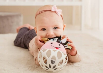 Balibazoo baby hrkálka loptička kravička pre bábätko PLYŠ