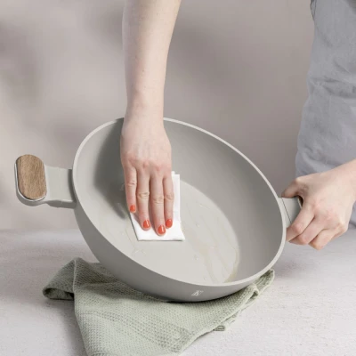 Berlingerhaus Pánev hluboká s titanovým povrchem 28 cm Sahara Nordic Collection