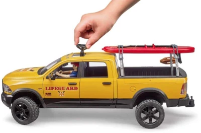 Bruder 02506 Auto RAM 2500 Power Wagon pobrežná stráž na batérie Svetlo Zvuk