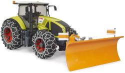 Bruder 03018 Traktor Claas Axion 950 se sněhovými řetězy a radlicí