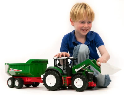 Bruder 03452 Roadmax baby traktor s čelním nakladačem a přívěsem