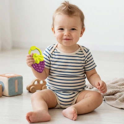 Chrastítko baby kousátko ovoce hrozen pro miminko