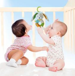 Clementoni Baby chrastítko zajíček s úchytem pro miminko PLYŠ