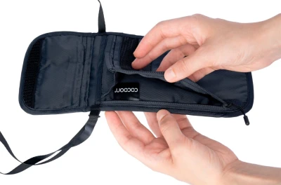 Cocoon Travel Neck Wallet Silk Phantom Black bezpečnostní kapsa na krk