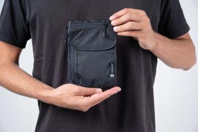 Cocoon Travel Neck Wallet Silk Phantom Black bezpečnostní kapsa na krk