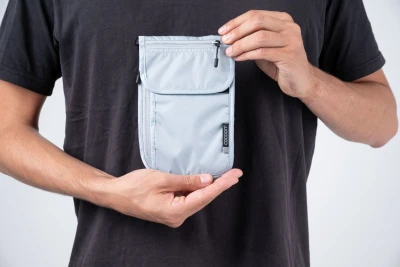 Cocoon Travel Neck Wallet Silk Star Grey cestovní kapsa na krk