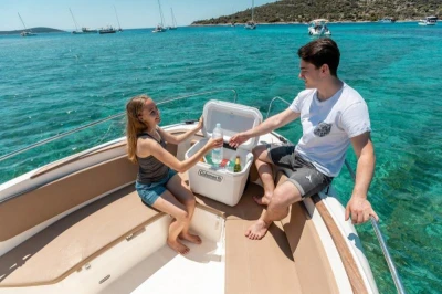 Coleman Xtreme Marine 50QT Wheeled bílý chladicí box