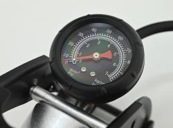 Compass Hustilka nožní s manometrem jednopístová 1x120mm