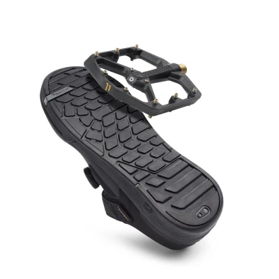 Crankbrothers Stamp Lace Black/Red cyklotretry + sleva 200,- na příslušenství