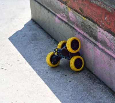 Dickie RC Auto Firen Frost Flippy trikovacie na vysielačku 2,4GHz na batérie Svetlo
