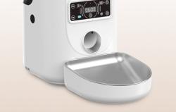 Dogness F17-M bílý automatický dávkovač krmiva se nerezovou miskou