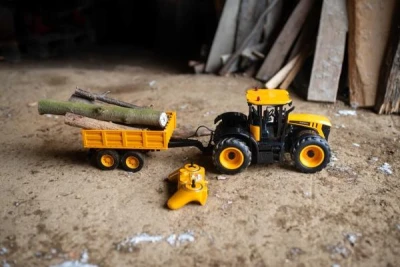 Double Eagle JCB FASTRAC 4200 žlutý RC traktor s dálkově ovladatelným valníkem