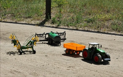 Double Eagle Výhodný XXL set traktoru na dálkové ovládání 1:16, valníku za traktor, obracečky sena a kropicího postřikovače