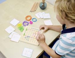 Eichhorn DŘEVO Montessori geometrická deska herní set s gumičkami