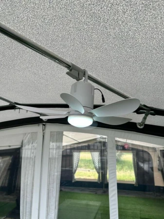 Eurotrail Nabíjecí stropní ventilátor s osvětlením