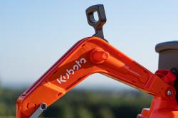 Falk Bager Kubota KX085-5 s otevíratelným sedadlem a přilbou