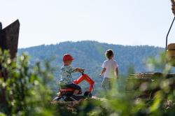 Falk Bager Kubota KX085-5 s otevíratelným sedadlem a přilbou