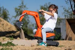 Falk Bager Kubota KX085-5 s otevíratelným sedadlem a přilbou