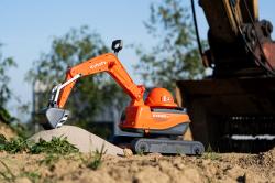 Falk Bager Kubota KX085-5 s otevíratelným sedadlem a přilbou