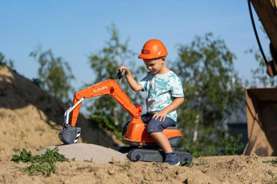 Falk Bager Kubota KX085-5 s otevíratelným sedadlem a přilbou