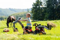 Falk Šliapací traktor Vintage 2058N s lyžicou, bagrom a prívesom, červený