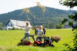 Falk Šliapací traktor Vintage 2058N s lyžicou, bagrom a prívesom, červený