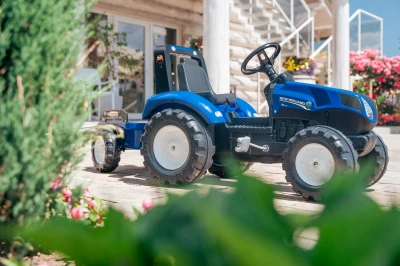 Falk Šliapací traktor 3090B - New Holland T8 s přívěsem