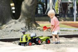 Falk Traktor Baby Claas s volantom, klaksónom, prívesom, hráblami a lopatou
