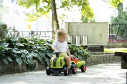 Falk Traktor Baby Claas s volantom, klaksónom, prívesom, hráblami a lopatou