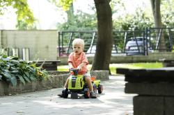 Falk Traktor Baby Claas s volantom, klaksónom, prívesom, hráblami a lopatou