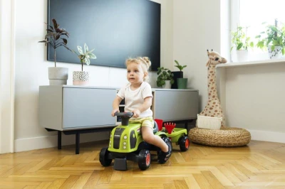Falk Traktor Baby Claas s volantom, klaksónom, prívesom, hráblami a lopatou