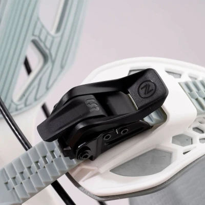 Flow Fuse white 26/27 snowboardové vázání (výklopná pata)
