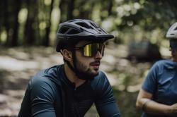 Force EPIC čierne, žlté zrkadlové sklo cyklistické okuliare