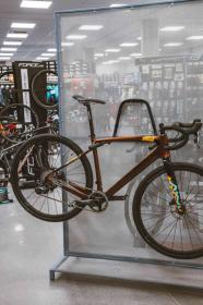 Force Držák kola na zeď pod rám sklopný Fe, šedo-černý (VÝPRODEJ)