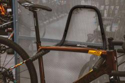 Force Držák kola na zeď pod rám sklopný Fe, šedo-černý (VÝPRODEJ)